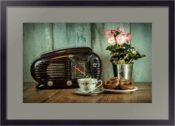 Постер Ретро-радио, букет и чашка чая с бубликами с типом исполнения Под стеклом в багетной раме 221-01
