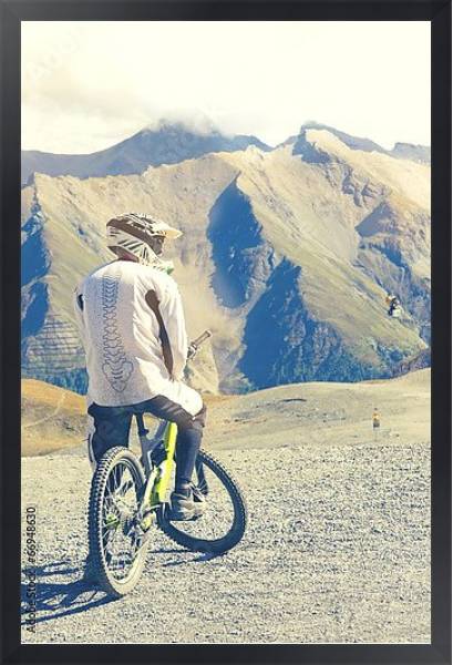 Постер Горный велосипедист на фоне скалы с типом исполнения На холсте в раме в багетной раме 1727.8010
