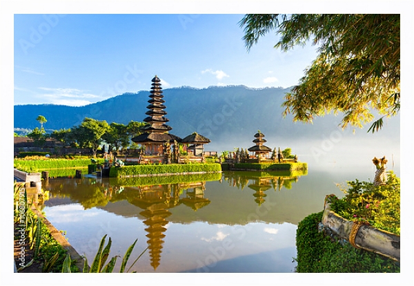 Постер Храм на берегу озера на рассвете, Бедугул, Бали, Индонезия. с типом исполнения На холсте в раме в багетной раме 221-03