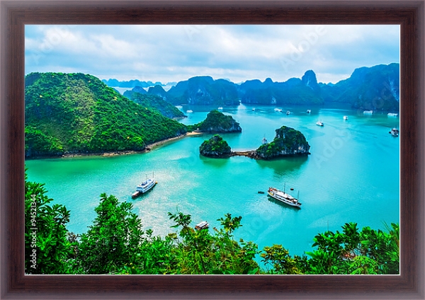 Постер Вьетнам. Scenic view of islands in Halong Bay с типом исполнения На холсте в раме в багетной раме 221-02