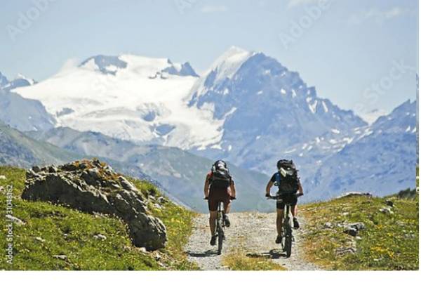 Постер Велосипедисты на фоне горы Ортлер, Италия с типом исполнения На холсте без рамы