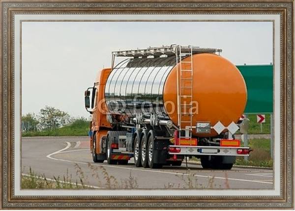 Постер Грузовик-автоцистерна для перевозки опасных грузов с типом исполнения На холсте в раме в багетной раме 595.M52.330