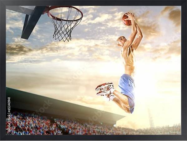 Постер Баскетболист забрасывающий мяч в корзину с типом исполнения На холсте в раме в багетной раме 1727.8010
