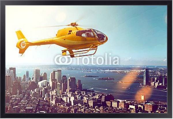 Постер Вертолет над городом с типом исполнения На холсте в раме в багетной раме 221-01