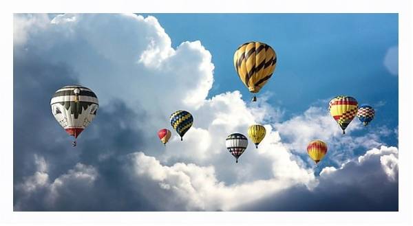 Постер Воздушные шары над облаками с типом исполнения На холсте в раме в багетной раме 221-03