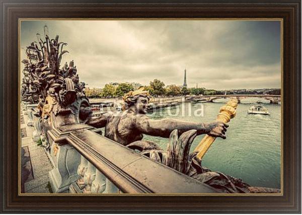 Постер Париж, Франция. Статуя на мосту через Сену 2 с типом исполнения На холсте в раме в багетной раме 1.023.151