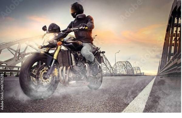Постер Мотоциклист на городском мосту с типом исполнения На холсте без рамы