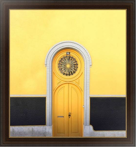 Постер Желтая резная дверь с типом исполнения На холсте в раме в багетной раме 1.023.151