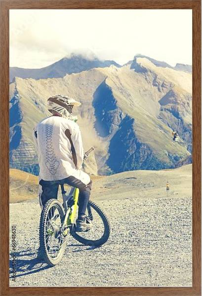 Постер Горный велосипедист на фоне скалы с типом исполнения На холсте в раме в багетной раме 1727.4310