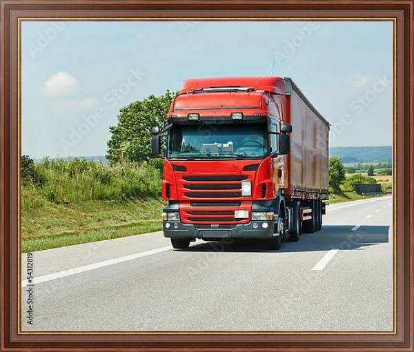 Постер Красный грузовик с трейлером на шоссе с типом исполнения На холсте в раме в багетной раме 35-M719P-83
