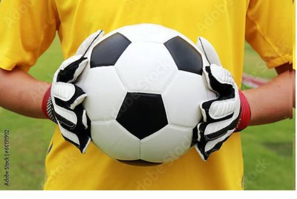 Постер Футболист в желтой футболке с мячом с типом исполнения На холсте без рамы