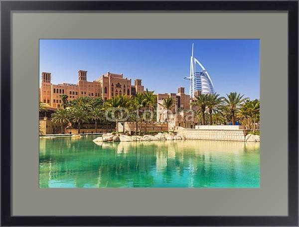 Постер Удивительная архитектура, тропический курорт в Дубае, ОАЭ с типом исполнения Под стеклом в багетной раме 221-01