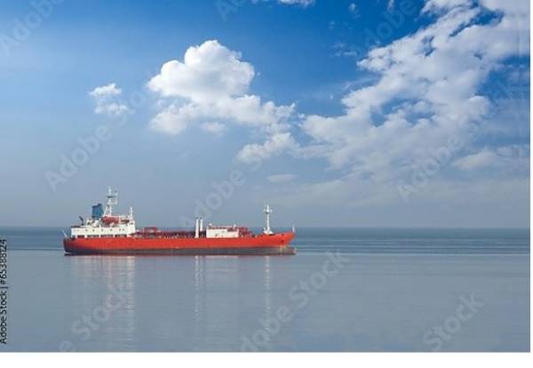 Постер Красный корабль в море с типом исполнения На холсте без рамы