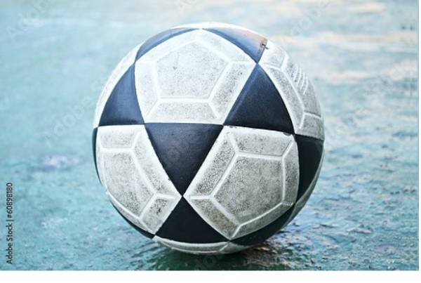 Постер Старый футбольный мяч с типом исполнения На холсте без рамы
