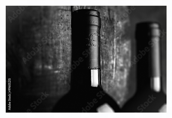 Постер Бутылки красного вина у бочки, чёрно-белая фотография с типом исполнения На холсте в раме в багетной раме 221-03