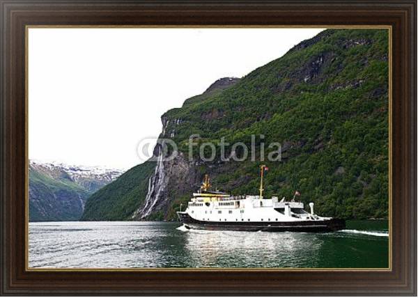 Постер Корабль во фьордах Норвегии с типом исполнения На холсте в раме в багетной раме 1.023.151