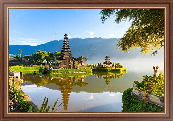 Постер Храм на берегу озера на рассвете, Бедугул, Бали, Индонезия. с типом исполнения На холсте в раме в багетной раме 35-M719P-83