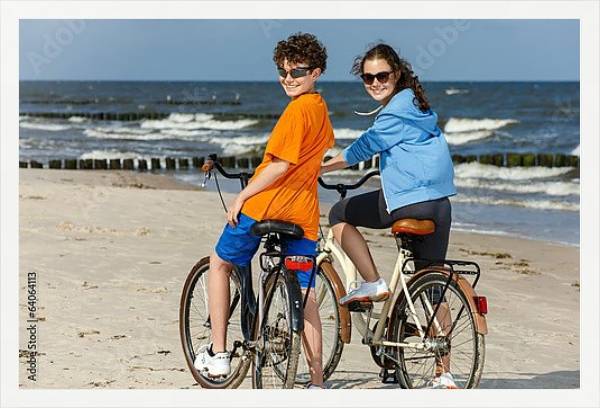 Постер Прогулка на велосипедах по пляжу с типом исполнения На холсте в раме в багетной раме 1727.7010