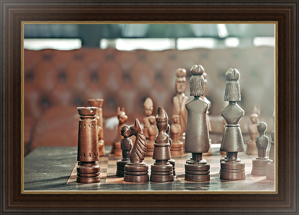 Постер Вырезанные из дерева шахматы с типом исполнения На холсте в раме в багетной раме 1.023.151