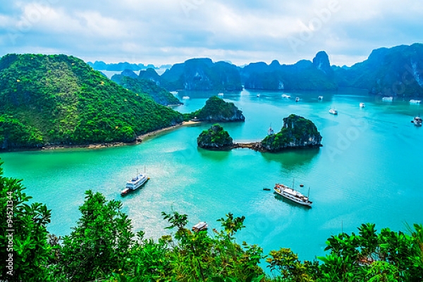 Постер Вьетнам. Scenic view of islands in Halong Bay с типом исполнения На холсте без рамы