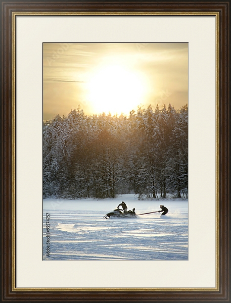 Постер Катание на снегоходе по замёрзшей реке с типом исполнения Под стеклом в багетной раме 1.023.036