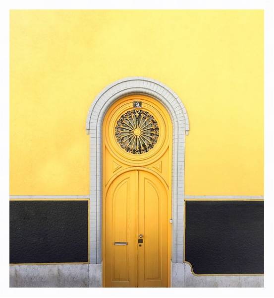 Постер Желтая резная дверь с типом исполнения На холсте в раме в багетной раме 221-03