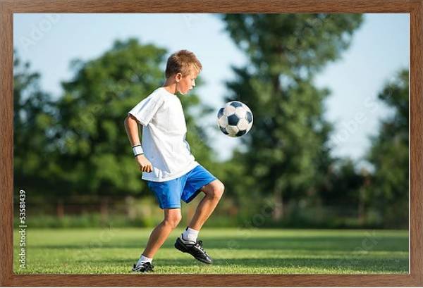 Постер Юный футболист с типом исполнения На холсте в раме в багетной раме 1727.4310