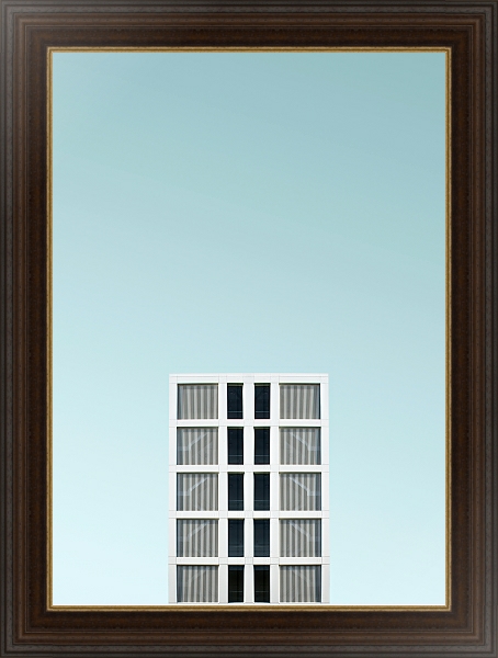Постер Прямоугольное здание на фоне синего неба с типом исполнения На холсте без рамы