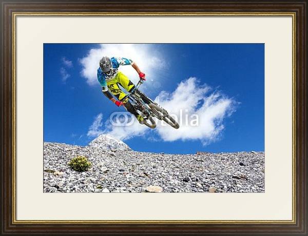 Постер Прыжок на горном велосипеде над склоном горы с типом исполнения Под стеклом в багетной раме 1.023.036
