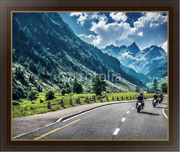 Постер Мотоциклисты на горной дороге с типом исполнения На холсте в раме в багетной раме 1.023.151