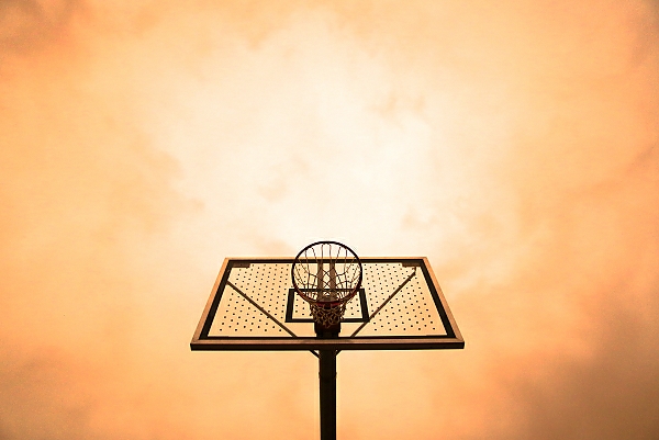 Постер Баскетбольное кольцо на фоне закатного неба с типом исполнения На холсте без рамы