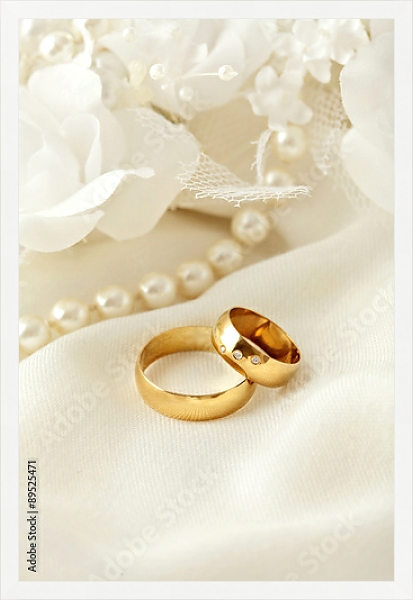 Постер Обручальные кольца на белом кружеве с жемчужным ожерельем с типом исполнения На холсте в раме в багетной раме 1727.7010