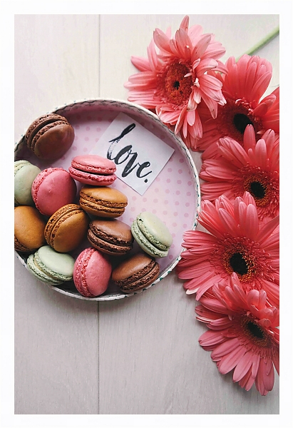 Постер Цветы и печенье макарон с типом исполнения На холсте в раме в багетной раме 221-03