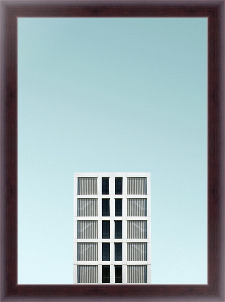 Постер Прямоугольное здание на фоне синего неба с типом исполнения На холсте в раме в багетной раме 35-M719P-83