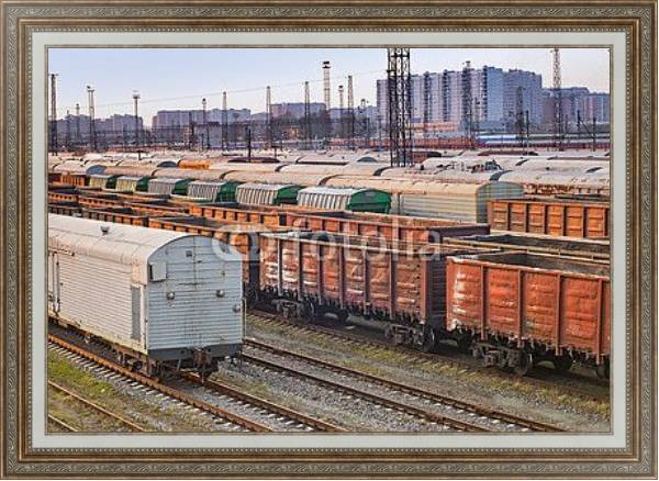 Постер Железнодорожные грузовые вагоны на станции с типом исполнения На холсте в раме в багетной раме 595.M52.330
