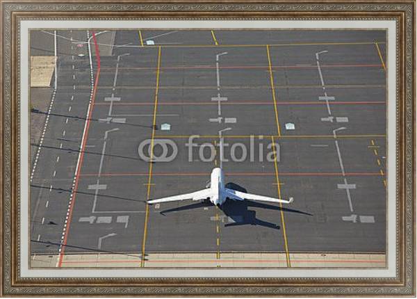 Постер Частный реактивный самолет в аэропорту на стоянке с типом исполнения На холсте в раме в багетной раме 595.M52.330