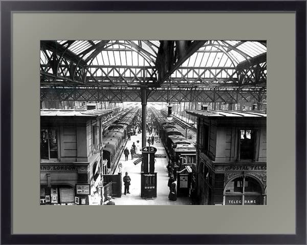 Постер Interior of Charing Cross Station, London, c.1890 с типом исполнения Под стеклом в багетной раме 221-01