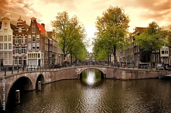 Постер Амстердам, каналы с типом исполнения На холсте без рамы