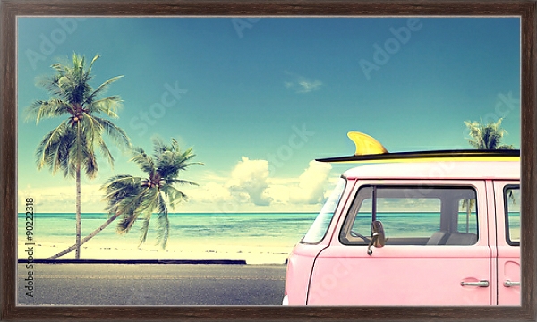 Постер Винтажный автомобиль на пляже с доской для серфинга на крыше с типом исполнения На холсте в раме в багетной раме 221-02