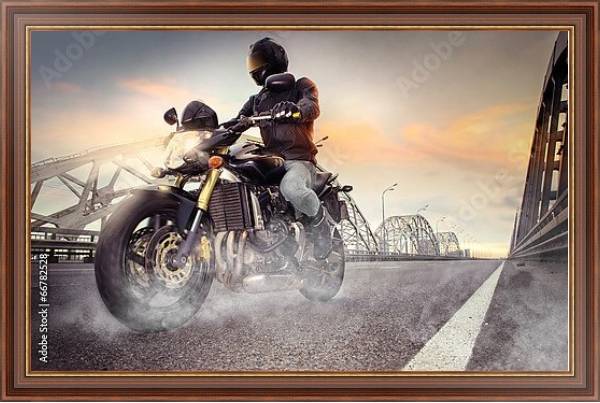 Постер Мотоциклист на городском мосту с типом исполнения На холсте в раме в багетной раме 35-M719P-83