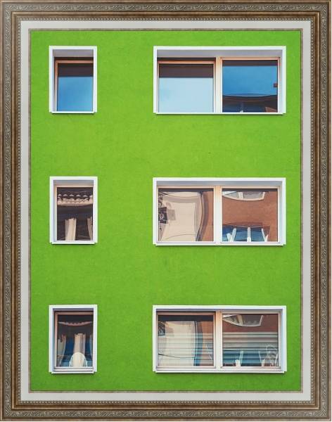 Постер Стена зеленого дома с окнами с типом исполнения На холсте в раме в багетной раме 595.M52.330