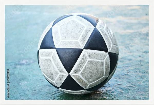 Постер Старый футбольный мяч с типом исполнения На холсте в раме в багетной раме 1727.7010