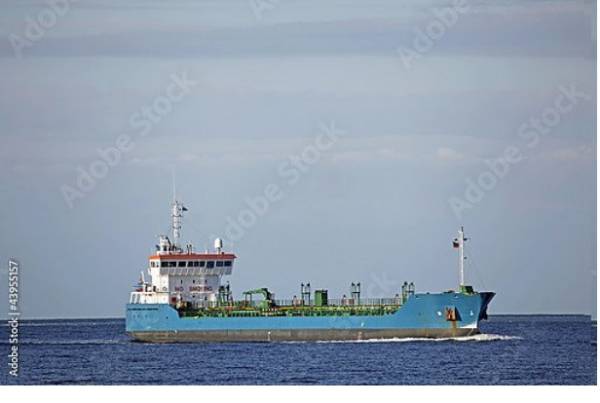 Постер Синий танкер, Балтийское море, Германия с типом исполнения На холсте без рамы