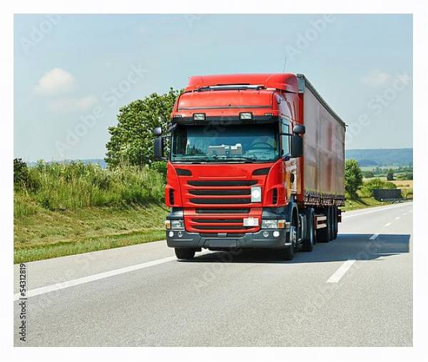 Постер Красный грузовик с трейлером на шоссе с типом исполнения На холсте в раме в багетной раме 221-03