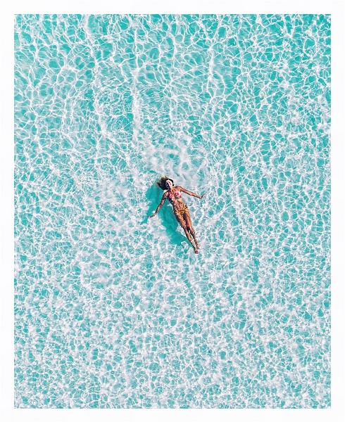 Постер Девушка на воде в бассейне с типом исполнения На холсте в раме в багетной раме 221-03
