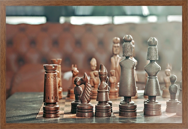 Постер Вырезанные из дерева шахматы с типом исполнения На холсте в раме в багетной раме 1727.4310