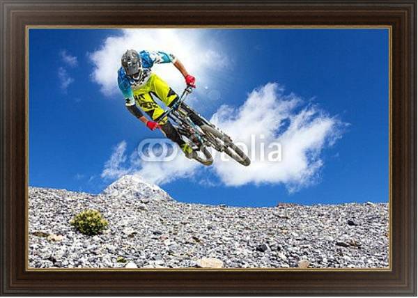 Постер Прыжок на горном велосипеде над склоном горы с типом исполнения На холсте в раме в багетной раме 1.023.151
