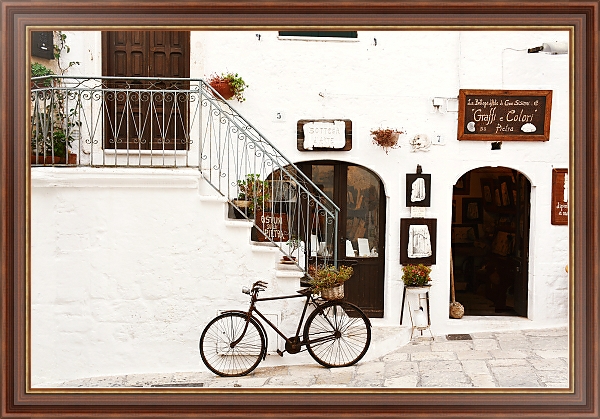 Постер Велосипед у магазинчика в Остуни, Италия с типом исполнения На холсте в раме в багетной раме 35-M719P-83