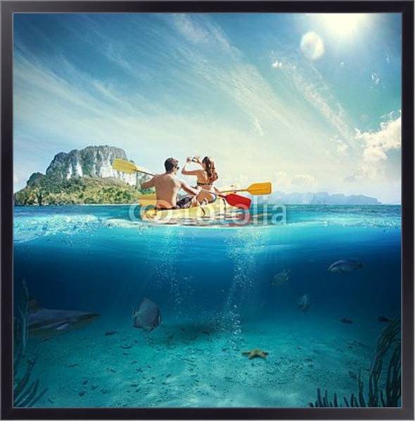 Постер Молодая пара на каяке у тропического острова с типом исполнения На холсте в раме в багетной раме 221-01