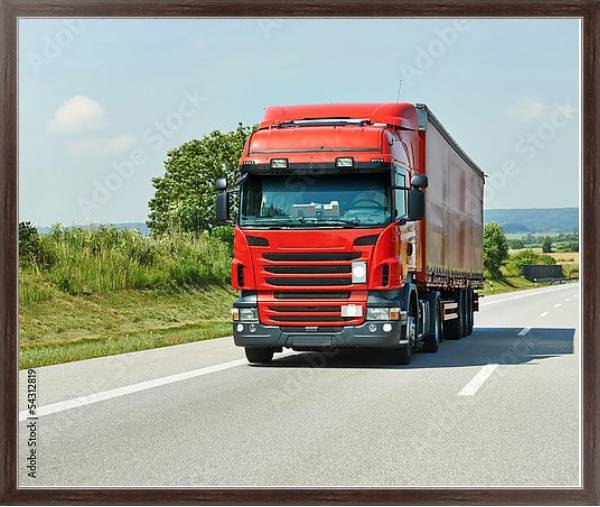 Постер Красный грузовик с трейлером на шоссе с типом исполнения На холсте в раме в багетной раме 221-02